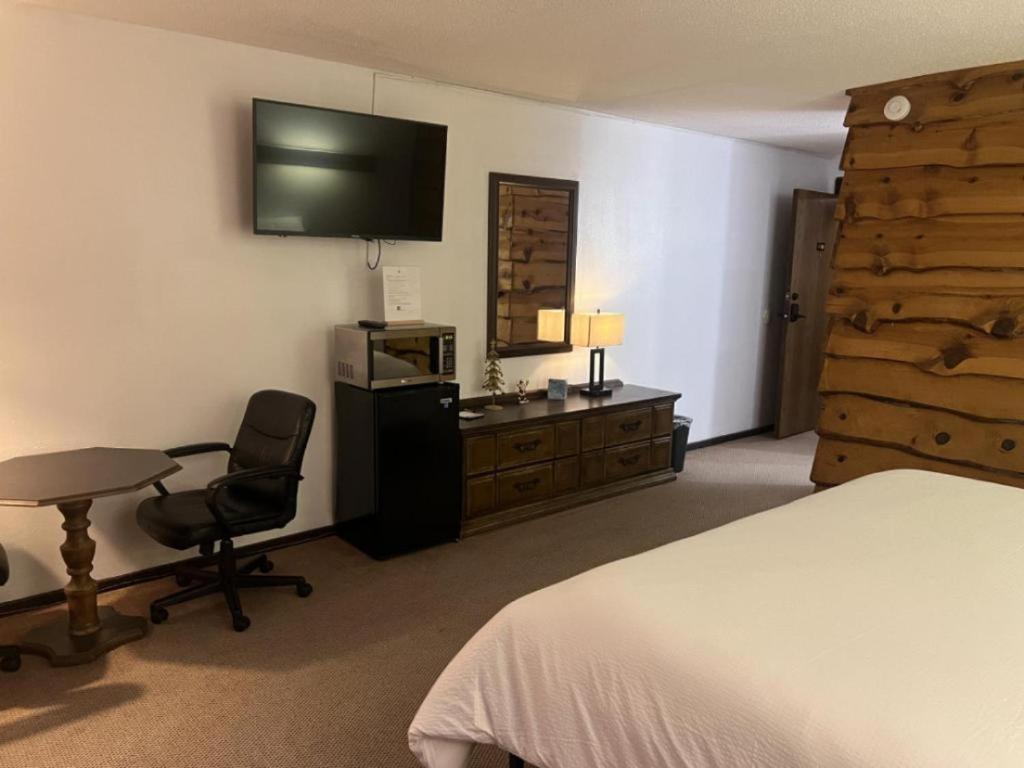 Bridge Inn Tomhawk - 2Nd Floor, 1 King Size Bed, Balcony, River View Tomahawk Exterior foto