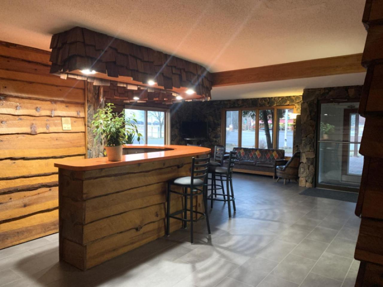 Bridge Inn Tomhawk - 2Nd Floor, 1 King Size Bed, Balcony, River View Tomahawk Exterior foto