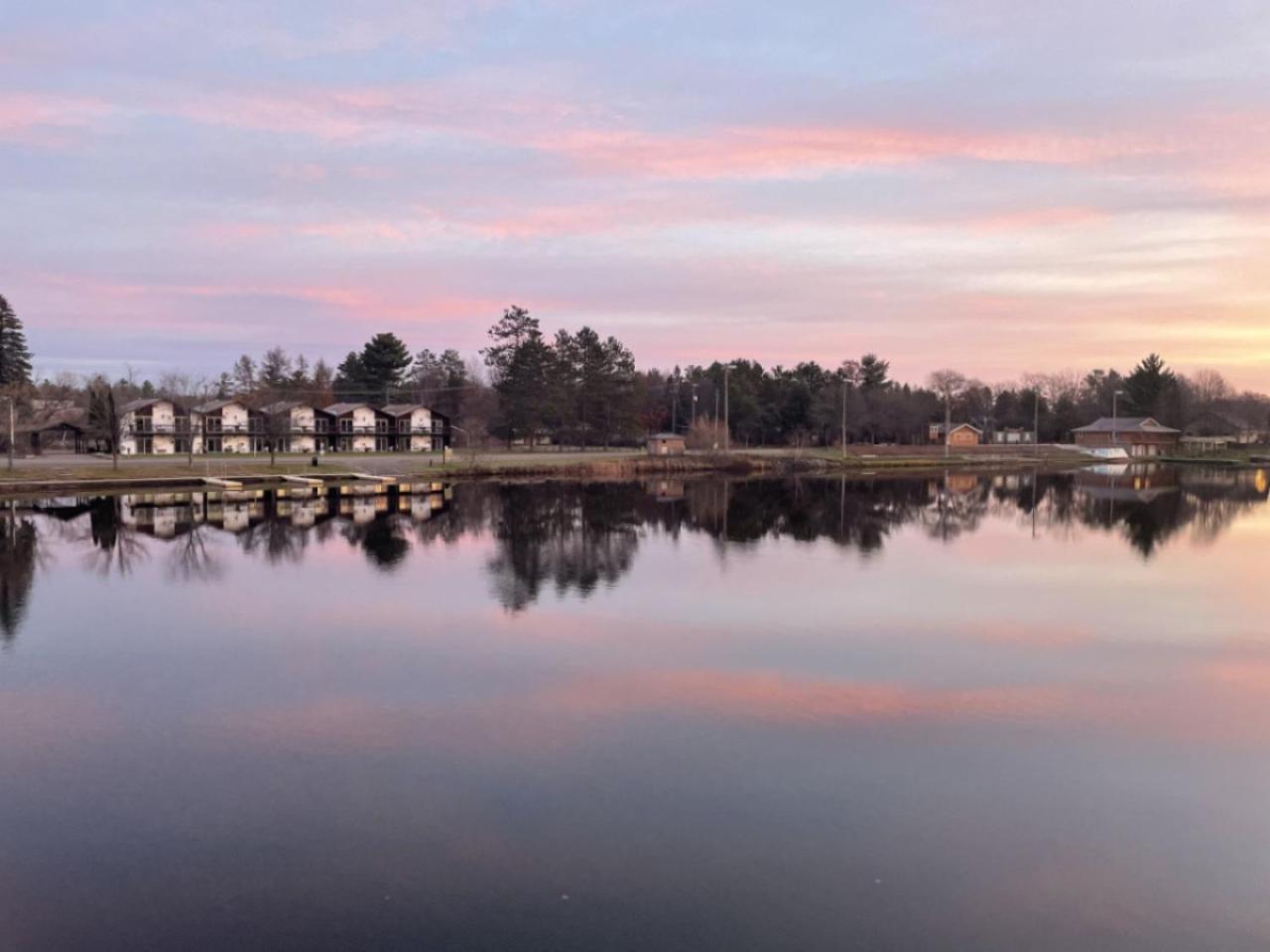 Bridge Inn Tomhawk - 2Nd Floor, 1 King Size Bed, Balcony, River View Tomahawk Exterior foto