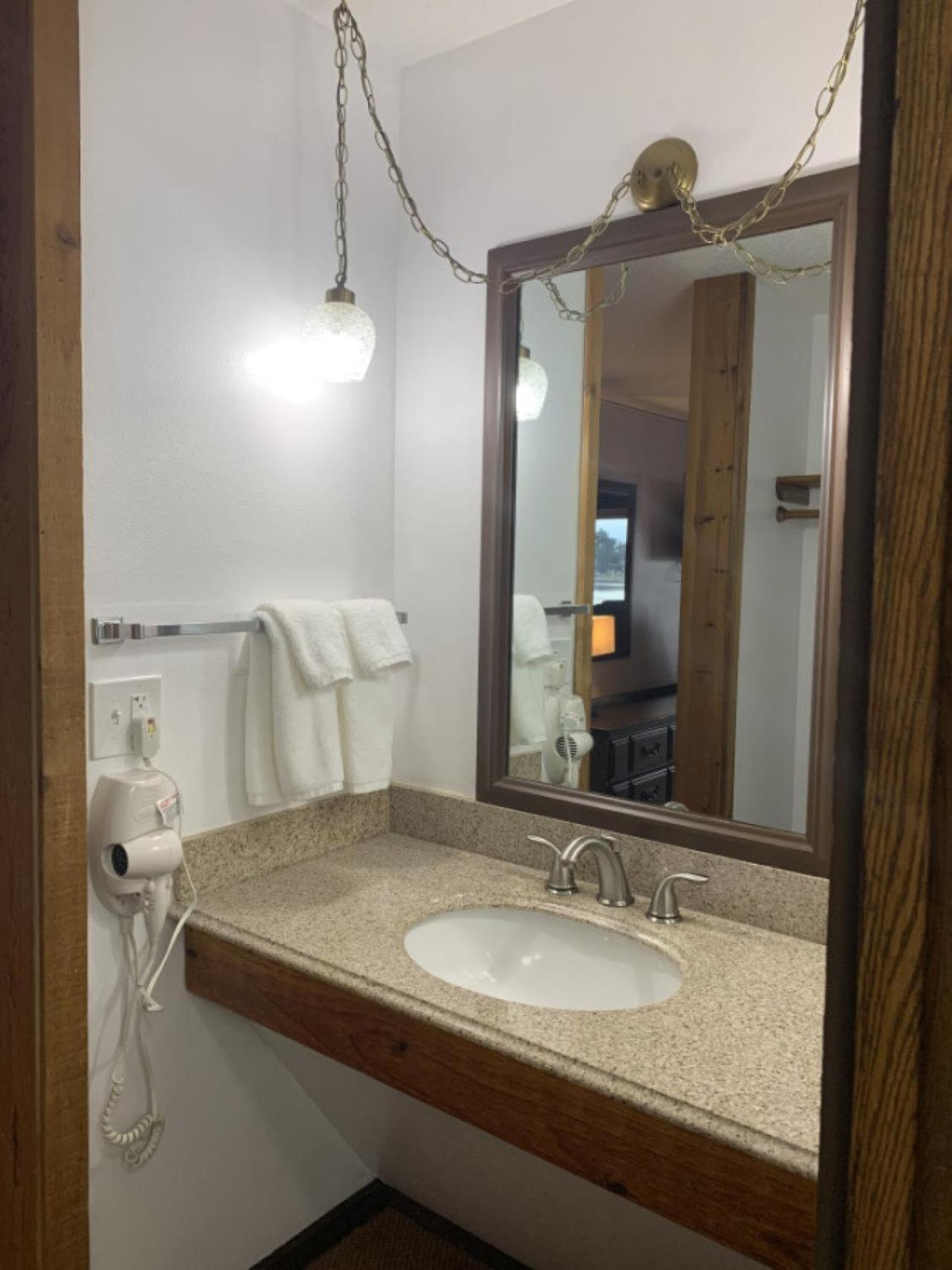 Bridge Inn Tomhawk - 2Nd Floor, 1 King Size Bed, Balcony, River View Tomahawk Exterior foto
