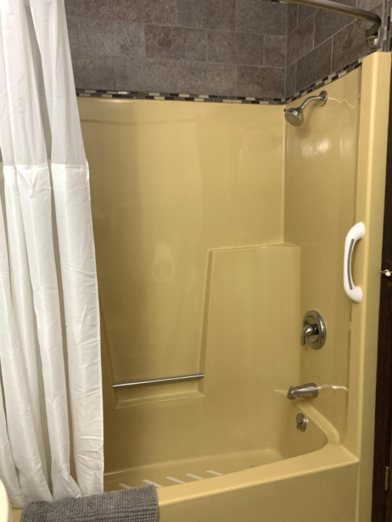 Bridge Inn Tomhawk - 2Nd Floor, 1 King Size Bed, Balcony, River View Tomahawk Exterior foto